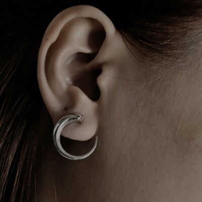 Nias sculptural hoop earrings | Sterling Silver - White Rhodium