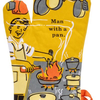 Hombre con un guante para horno
