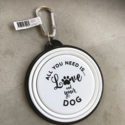 Tout ce dont vous avez besoin est l'amour et un bol pour chien