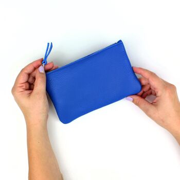 Pochette zippée en cuir cobalt 3