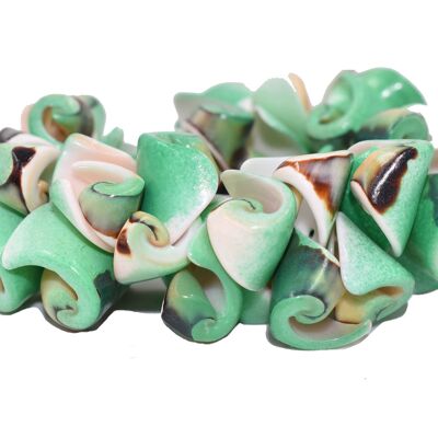 Bracciale realizzato con conchiglie in verde