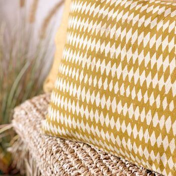 Coussin en coton imprimé
 coloris jaune moutarde
 30x50cm narmad 5