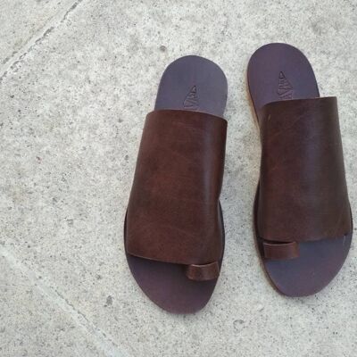 Verkauf, schwarze Ledersandalen, handgefertigte Sandalen, flache Sandalen - Tan - Oiniades Sandale