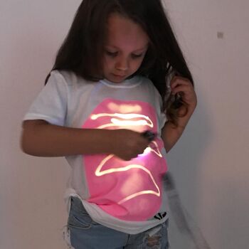 T-shirt interactif Glow pour enfants - blanc et rose 3