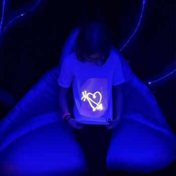 T-shirt interactif Glow pour enfants - blanc et rose 5