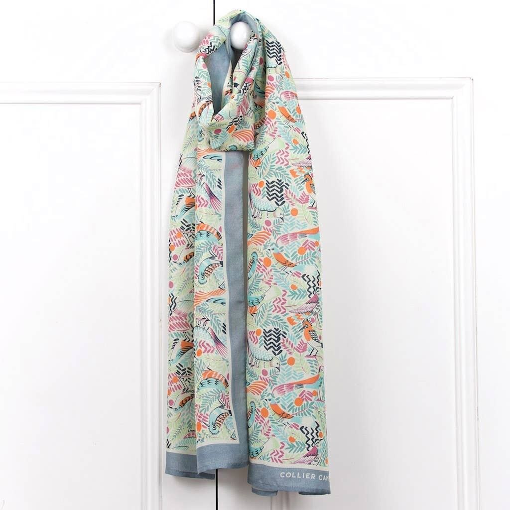 Seidenschal mit tropischen Vögeln