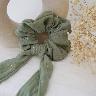 Salbeigrüner Lina Ribbon Scrunchie mit goldenen Tupfen