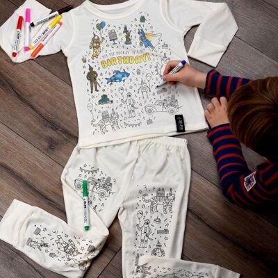 Garçon d'anniversaire à colorier en pyjama