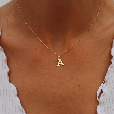 Gold 18K initial necklace.