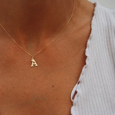 Gold 18K initial necklace.