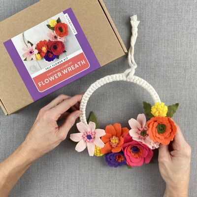 Kit de fleurs en feutre - couronne de printemps. Apprenez les techniques de macramé et de fabrication de fleurs.
