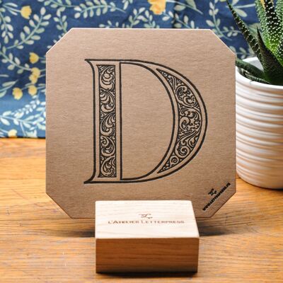 Carte Letterpress lettre D, alphabet vintage, papier épais recyclé kraft, octogone, relief, noir