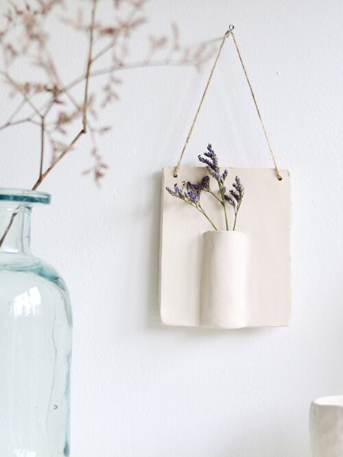 Ceramic wall hanger with dried flower
