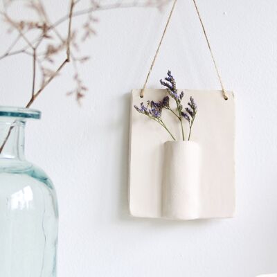 Ceramic wall hanger with dried flower