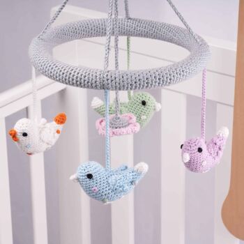 Mobile bébé au crochet MARIAGE D'OISEAU 4