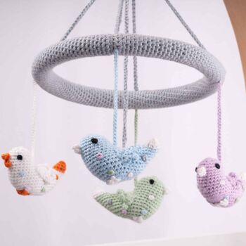 Mobile bébé au crochet MARIAGE D'OISEAU 5