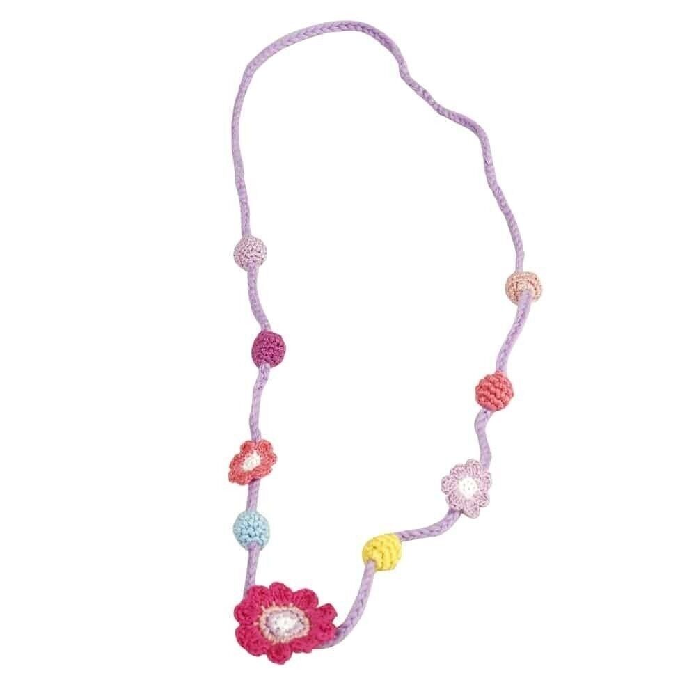 Collana lavorata all'uncinetto con fiori e perle (colore corallo).