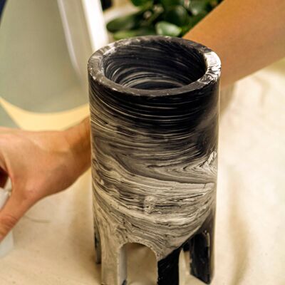 ACQUA - Handmade jesmonite vase black + white