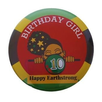 Badge bouton thème jamaïcain 75 mm, CamieRoseUk, Happy Earthstrong