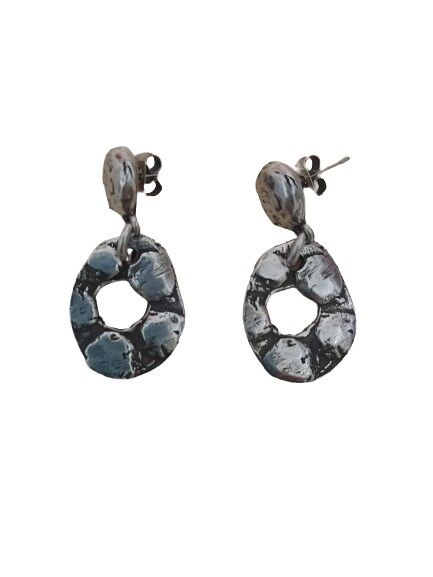 Orecchini a cerchio con segni.