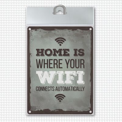 Letrero de metal con el dicho: El hogar es donde se conecta tu wifi