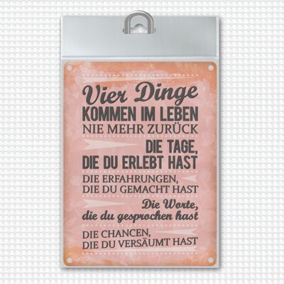 Cartello in metallo che dice "Quattro cose non tornano mai più".