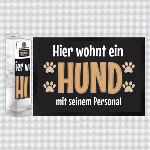 Hier wohnt ein Hund mit seinem Personal Fußmatte