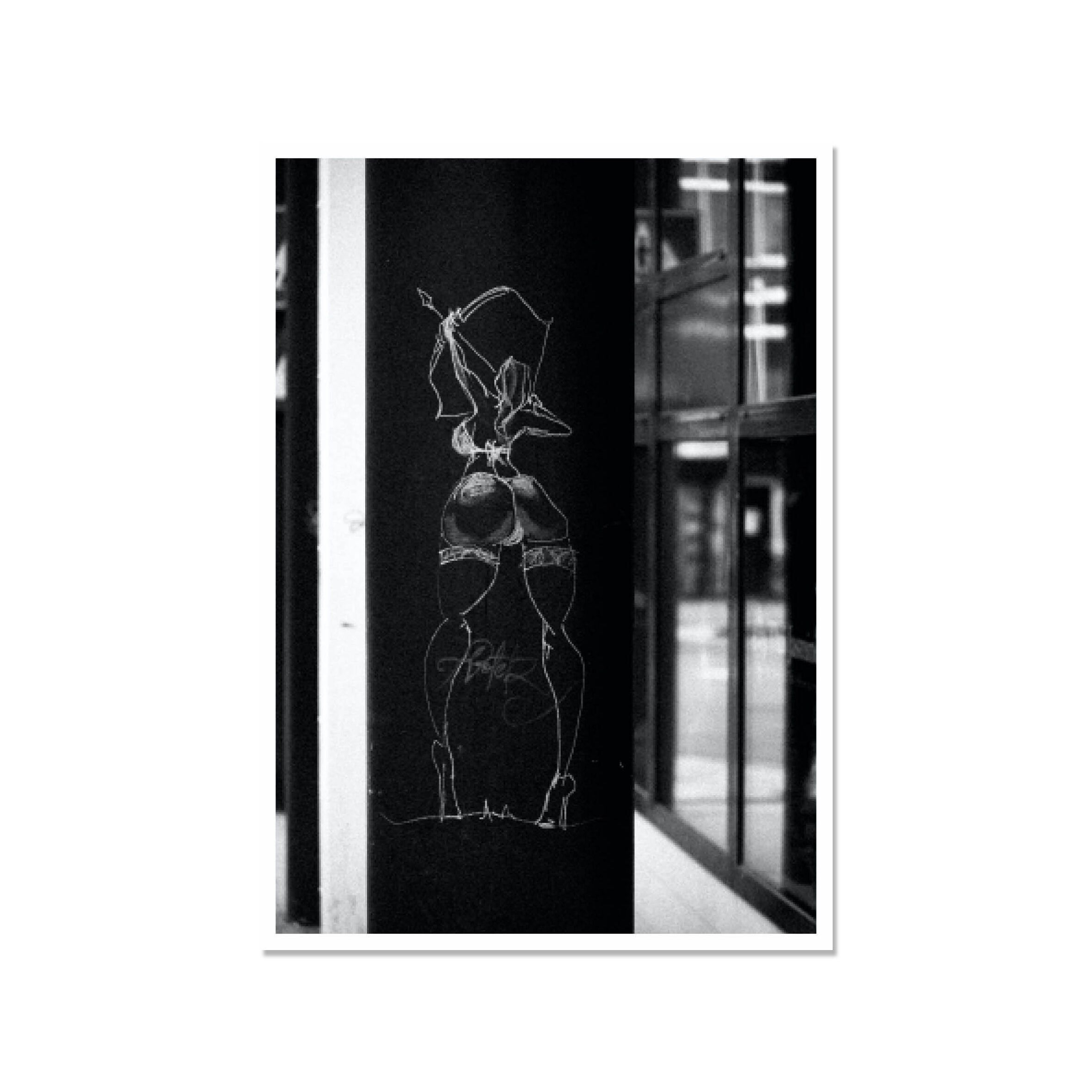 Cartolina alta, street art, NUDO CON CALZE