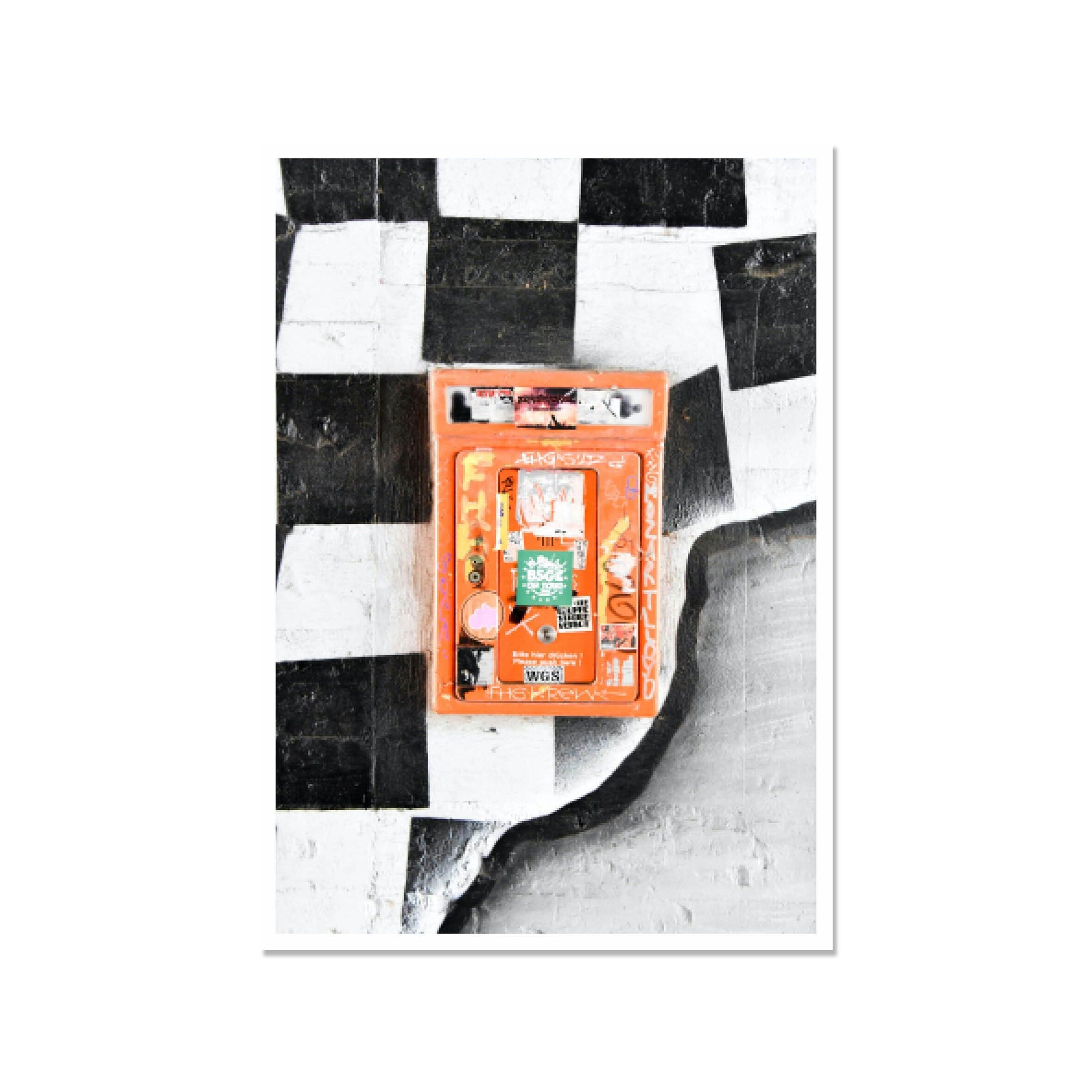 Cartolina in alto, street art, ALLARME INCENDIO BIANCO-NERO