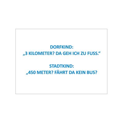 Postkarte quer, DORFKIND: 3 KILOMETER? DA GEH ICH ZU FUSS. STADTKIND: 450 METER? FÄHRT DA KEIN BU