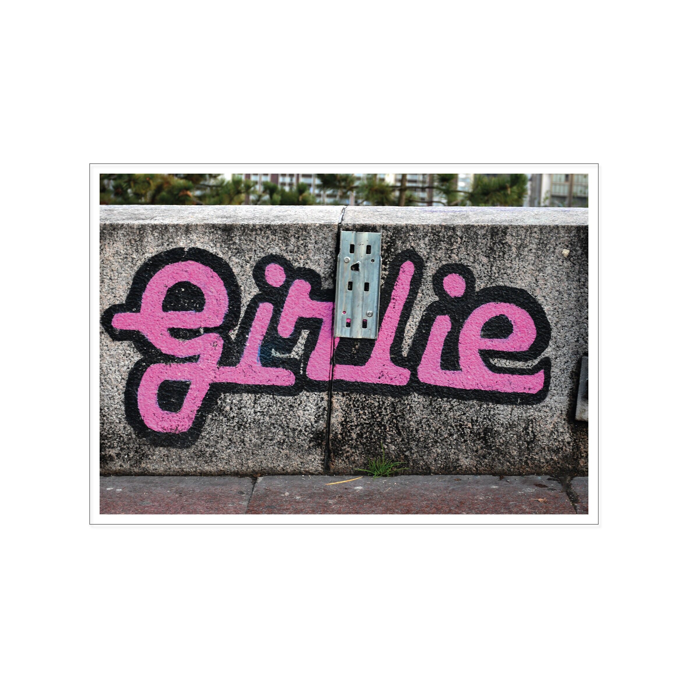 Paesaggio da cartolina, street art, GIRLIE