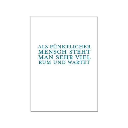 Postkarte hoch, ALS PÜNKTLICHER MENSCH STEHT MAN SEHR VIEL RUM UND WARTET, mittelblau