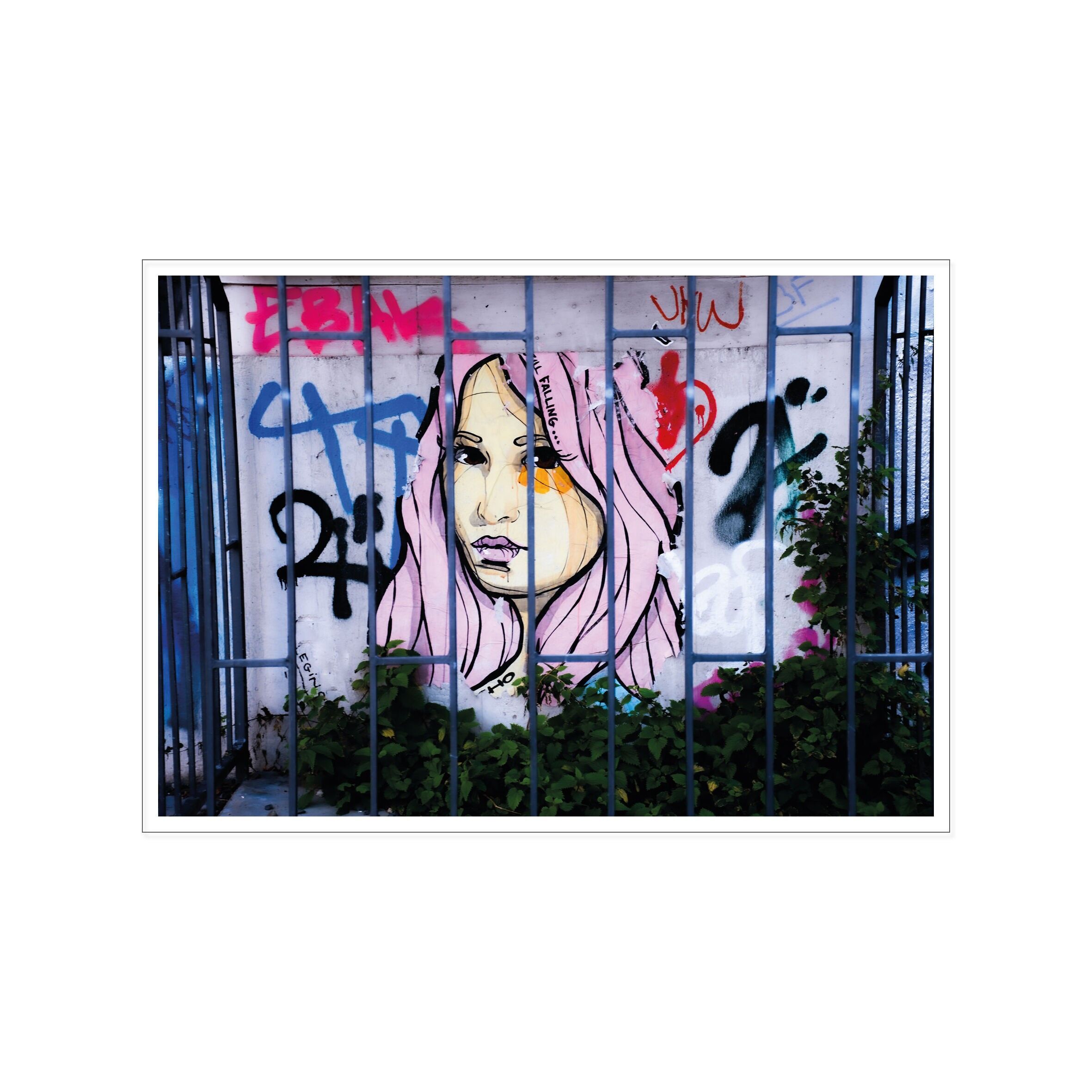 Paesaggio da cartolina, street art, RAGAZZA DIETRO UNA RECINZIONE