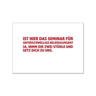 Postkarte quer, IST HIER DAS SEMINAR FÜR UNTERSCHWELLIGE BELEIDIGUNGEN? JA, NIMM DIR ZWEI STÜHLE UND