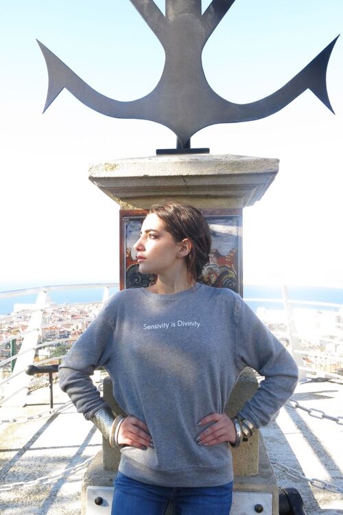 Sweat gris Sensivity is Divinity