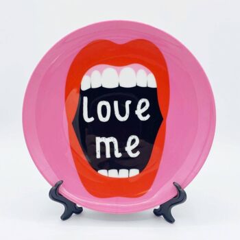 Assiette 10 pouces, Love Me ! par Adam Regester