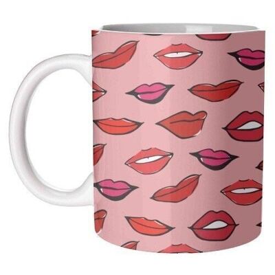 Tassen, Rot und Pink Lippy Muster in Pink von Bec Broomhall