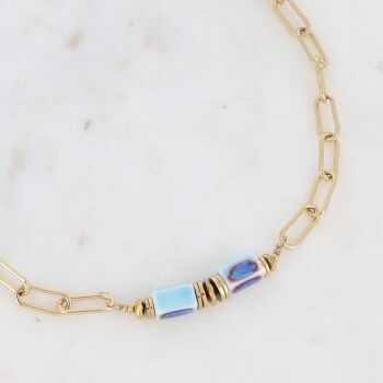 Collier Aéla doré avec perles en céramique teintée bleue 3