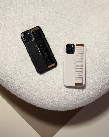 Statement Case iPhone 11 Pro Max Ruffle Noir Poignée Supérieure 5