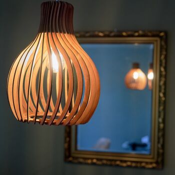 Opis PL2 - Lampe à suspension en bois clair composée d'élégantes parties incurvées 2