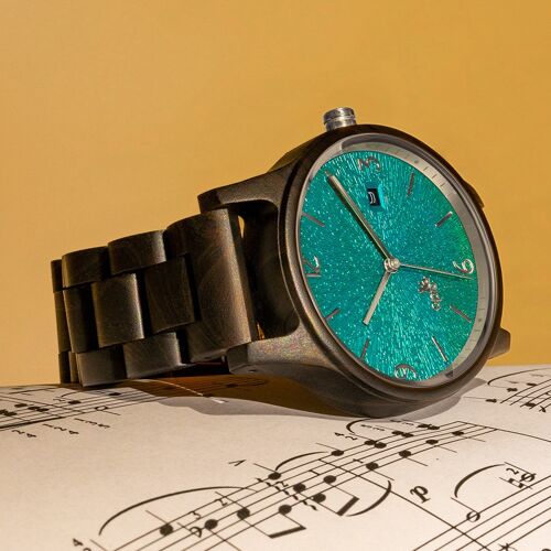 Opis UR-U1: Die klassische Unisex Retro Holz Armbanduhr aus Schwarzem Sandelholz mit einzigartigem, geprägten Ziffernblatt in Türkis mit Silbernen Metallkomponenten