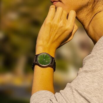 Opis UR-U1 : La montre-bracelet rétro unisexe classique en bois de santal noir avec un cadran vert gaufré unique avec des composants en métal argenté 2