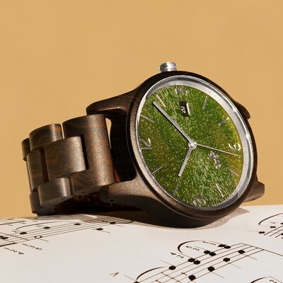 Opis UR-U1: il classico orologio da polso unisex retrò in legno realizzato in legno di sandalo nero con un esclusivo quadrante verde goffrato con componenti in metallo argentato