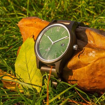 Opis UR-U1 : La montre-bracelet rétro unisexe classique en bois de santal noir avec un cadran vert gaufré unique avec des composants en métal argenté 9