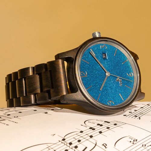 Opis UR-U1: Die klassische Unisex Retro Holz Armbanduhr aus Schwarzem Sandelholz mit einzigartigem, geprägten Ziffernblatt in  blau mit Silbernen Metallkomponenten