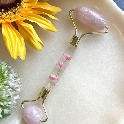 kooky Rose Quartz crystal face roller.  		
Silver/White