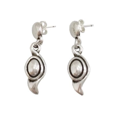 Short teardrop earring