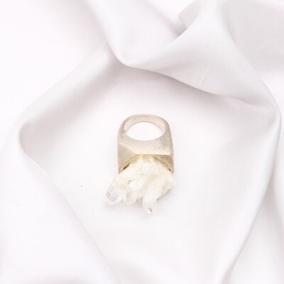 Ring mit weißem Quarz