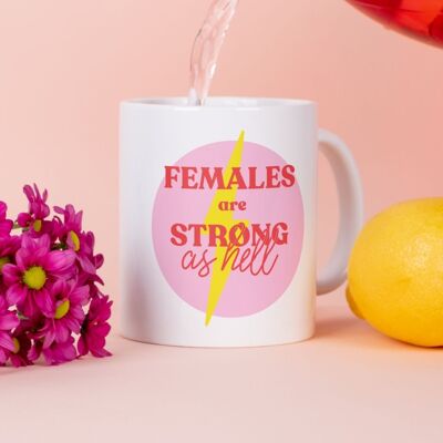 Las hembras son fuertes como la taza del infierno de <br> Agrega Estilo A Su Móvil! Taza de café feminista | Regalo de autocuidado