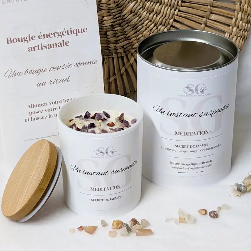 Bougie Lithothérapie Un instant suspendu – Bougie bijou secret de jasmin, pierres naturelles & pendentif surprise